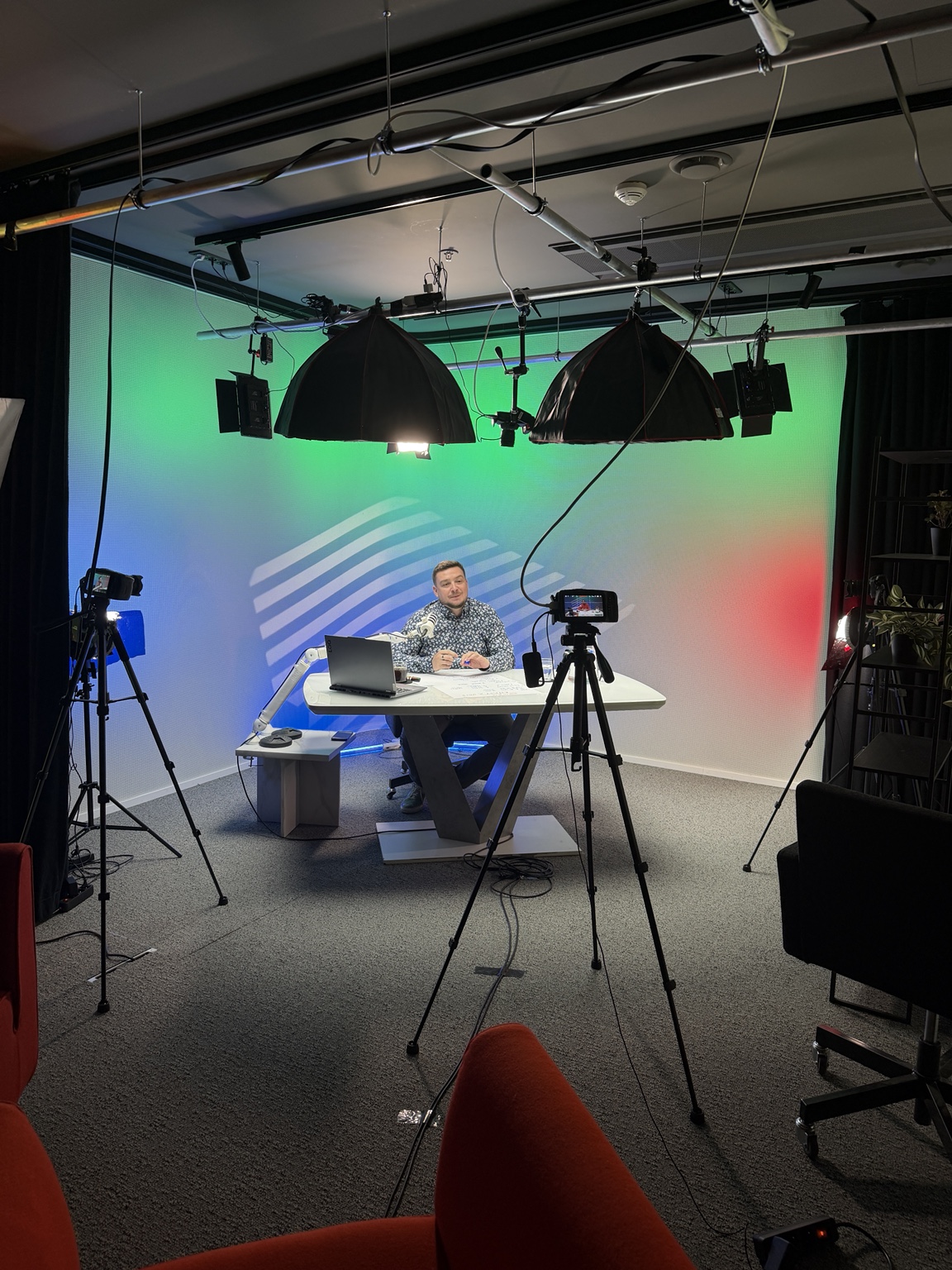 Studio table and cameras at Detail Studio — Vlněna Brno